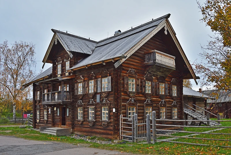 Pohjois-Vepsän Soutjärvellä sijaitsee vanha vepsäläistalo (vuodelta 1813), joka nykyisin toimii Vepsä-keskuksena ja -museona. (Kuva: Wikipedia)