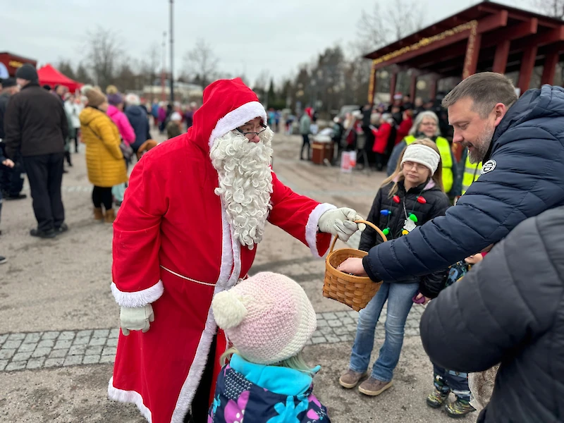 Joulupukki oli toivottu näky torilla. Tuomas Viherröllekin löytyi nami pukin korista.