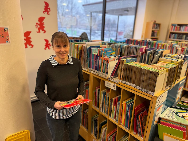 Irina Barkman kehottaa nuoria käyttämään kirjaston palveluita.