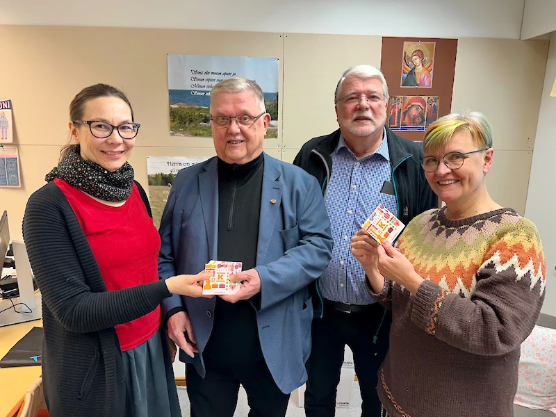 Maija Kauppinen, Lauri Melto, Matti Järvinen ja Sirkku Lindstam lahjoitustilaisuudessa.