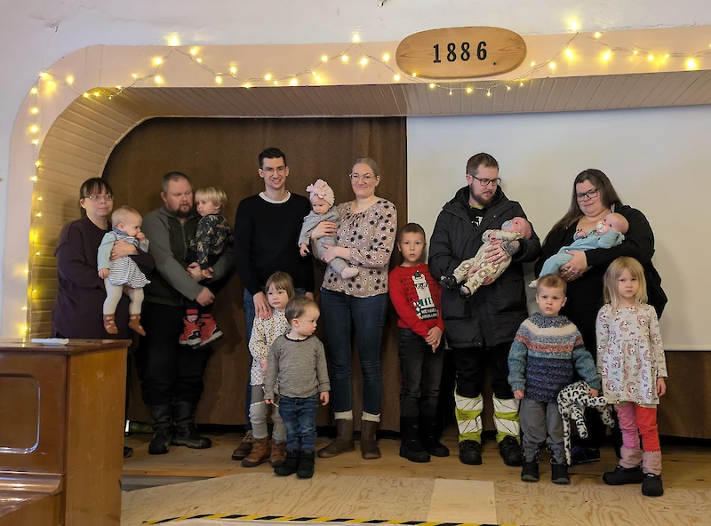 Paikan päälle onnittelut vastaanottamaan pääsivät Särkiniemen (kuvassa vasemmalla), Hunkelerin sekä Ikolan perheet. (Kuva: Elina Lotta)