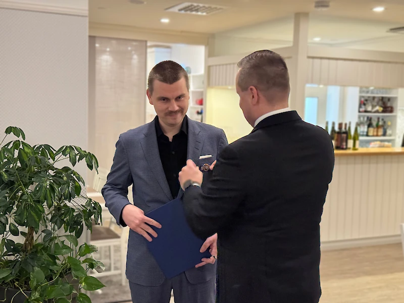 Valtuuston kokouksen jälkeen pidetyissä pikkujouluissa paikkakunnalta pois muuttanut Eemeli Lehtinen sai kuntaliiton erikoissansiomerkin kunnan hyväksi tehdystä työstä. Ansiomerkin asetti paikalleen kunnanjohtaja Jarkko Salonen.