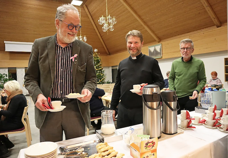 Kirkkovaltuuston puheenjohtaja Veikko Ikonen, kirkkoherra Mikko Pelkonen ja valtuutettu Jari Nordman.