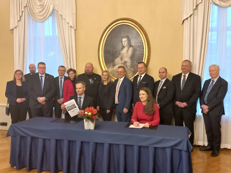 Kuvassa Lahden kaupunkiseudun allekirjoittajat ja valmistelijoita. Ministereistä tilaisuudessa sopimukset allekirjoittivat Kai Mykkänen ja Anna-Kaisa Ikonen.