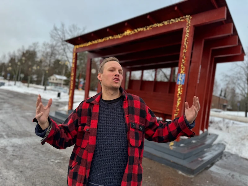 ”Rauha maas, Kausalan jouluvalot palaa, ota kädestä kii ja halaa mua salaa”, räppää Sunnuntailapsi.