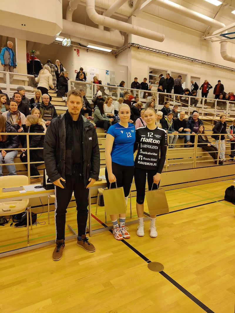 Otteluisäntänä toimineen Boldan oy:n Miikka Hintsanen ojensi parhaiden palkinnot Hel Volleyn Alisa Hirvoselle ja Yrityksen Viivi Ojalalle. (Kuva: Kati Backman)