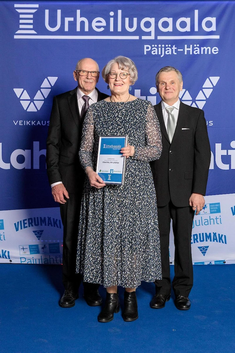 Iitin yhdistys palkittiin Päijät-Hämeen Urheilugaalassa. Palkintoa vastaanottamassa Pertti Jantunen, Eija Taavila ja Juhani Tojkander.