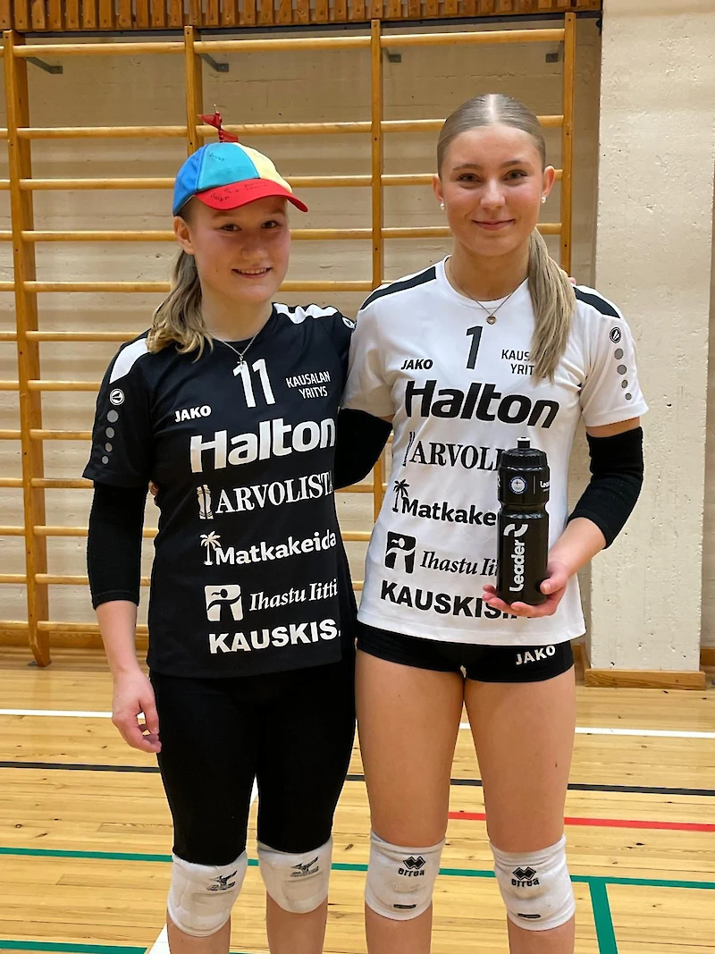 Yrityksen joukkuevalinta "ropelipääksi" oli liberona pelannut Noora Ojala ja parhaana pelaajana palkittu Aada Romppainen. (Kuva: Yritys-joukkue)