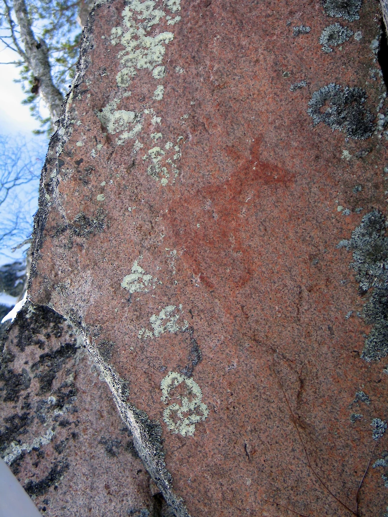 Kelloniemen Haukkavuorelta on löydetty Suomen kenties taidokkainta kivikauden hirvitaidetta. (Kuva: Museovirasto)