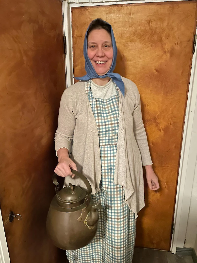 Hilma alias Tiina Mitikka Kouvolan matkailuoppaista vie tilaisuudessa yleisön aikamatkalle menneeseen maailmaan.