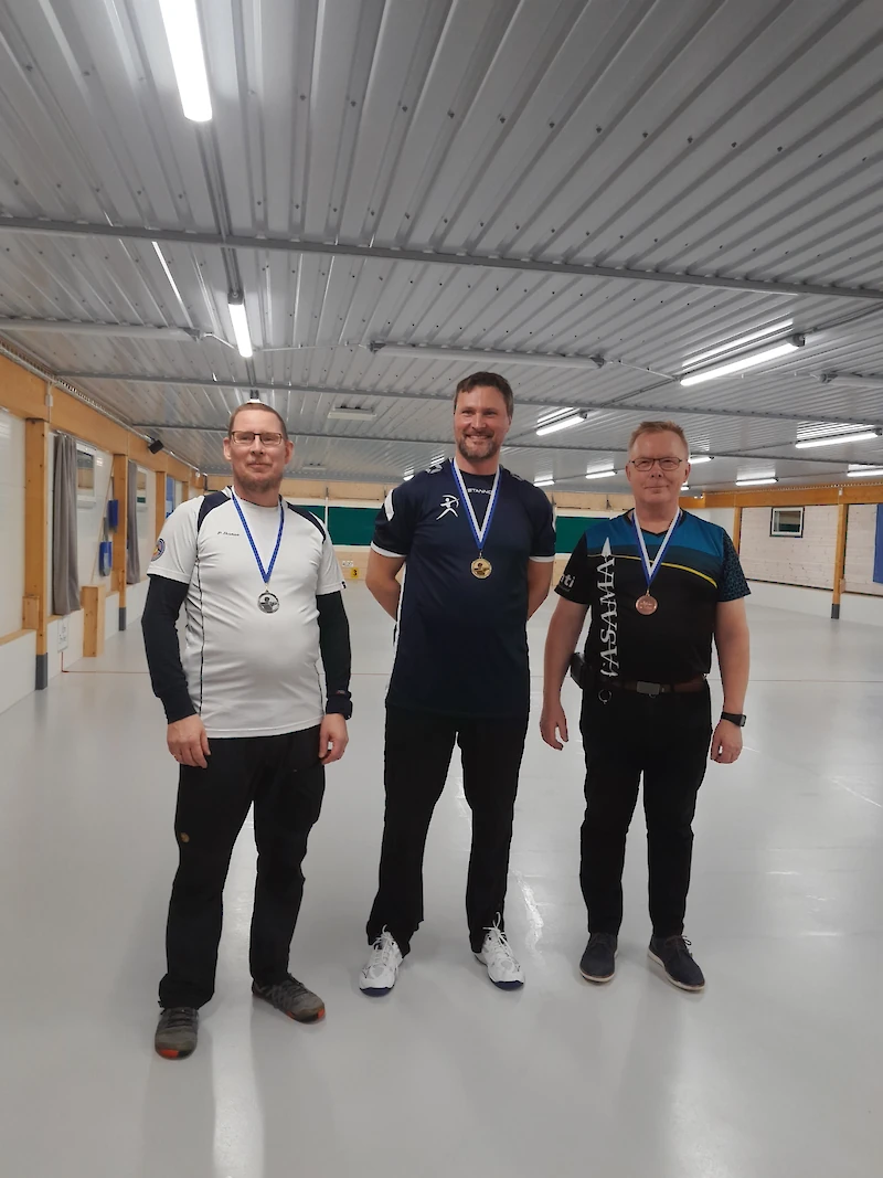Keskeltä kultaa voittanut Antero Sistonen, vasemmalla hopeamitalisti, Jyväs Sulan Petri Ihanus ja oikealla pronssimitalisti, Lahden Vasamaa edustava Arto Nuuttila. (Kuva: Arja Lehto)