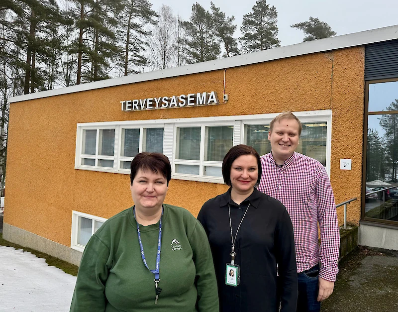 Tiina Halonen, Minna Honkanen ja Ville Mikkonen Iitin sote-aseman edustalla.
