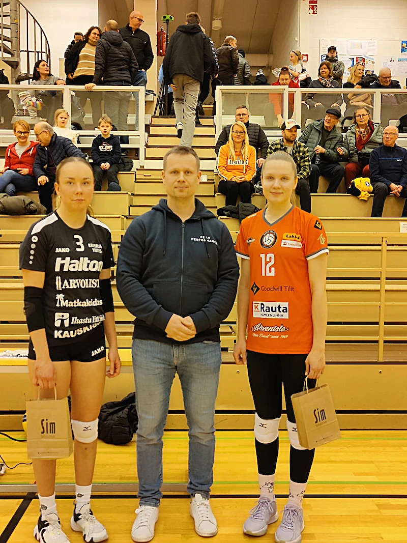 Joukkueiden parhaiden pelaajien Yrityksen Krista Kantolan ja Häme Lentiksen Aino Riihimäen (12) välissä palkinnot jakanut Finprofile oy:n Lauri Kokko. (Kuva: Kati Backman)
