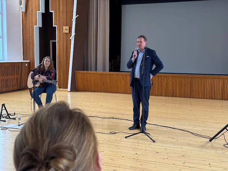 Hyvinvointialuejohtaja Petri Virolainen, hyvinvointialueen hallituksen puheenjohtaja Sari Niinistö (edessä) ja muusikko Riikka Jaakkola muistuttivat, että hyvinvointia tulee myös kulttuurista.