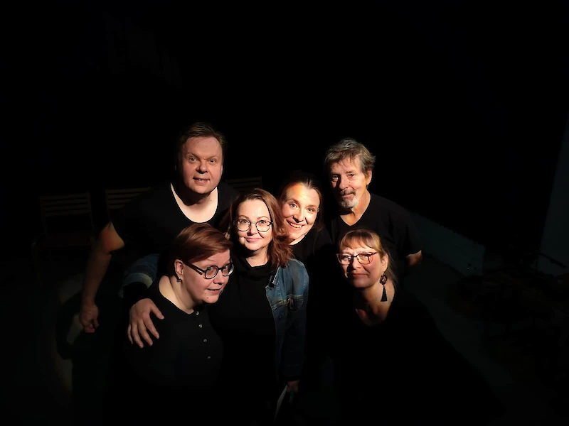 Kuvassa osa tarinateatteriryhmän näyttelijöistä eli Lotta Savolainen, Janne Hatakka, Elina Eloranta, Hanna Räsänen, Tomi Päiväläinen ja Minna Raskinen.