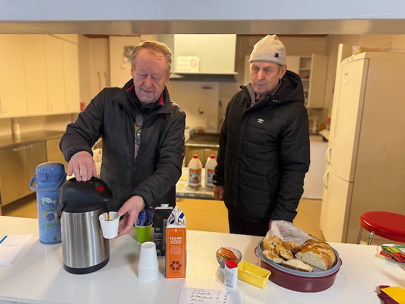 Hannu Backman ja Erkki hyttinen palvelevat kahviossa.