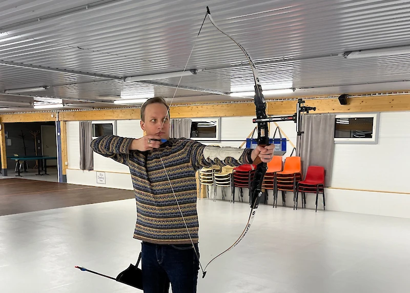 Näyttää uskottavalta, mutta oikea harrastaja löytäisi vaikka kuinka paljon korjattavaa. Toimittaja kokeilemassa jousiammuntaa.