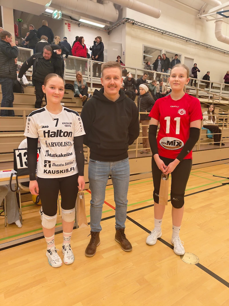 Otteluisäntä Kouvolan Pyoräpajan toimitusjohtaja Juuso Rämä palkitsi tuotepalkinnoilla parhaat pelaajat Hilla Martikaisen (7) ja Ronja Nordströmin. (Kuva: Riikka Ahonen)