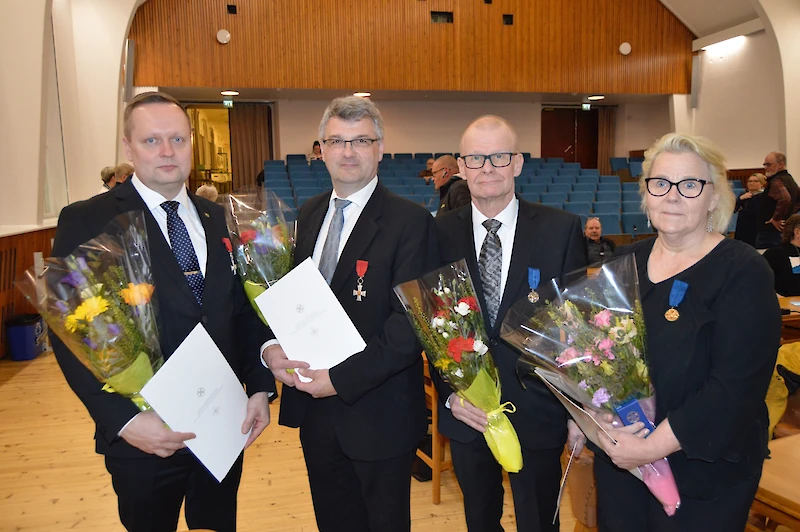 Jarkko Salosen, Atte Savelaisen, Lasse Alisen ja Tuula Heinon rinnusta koristaa tuore kunniamerkki.