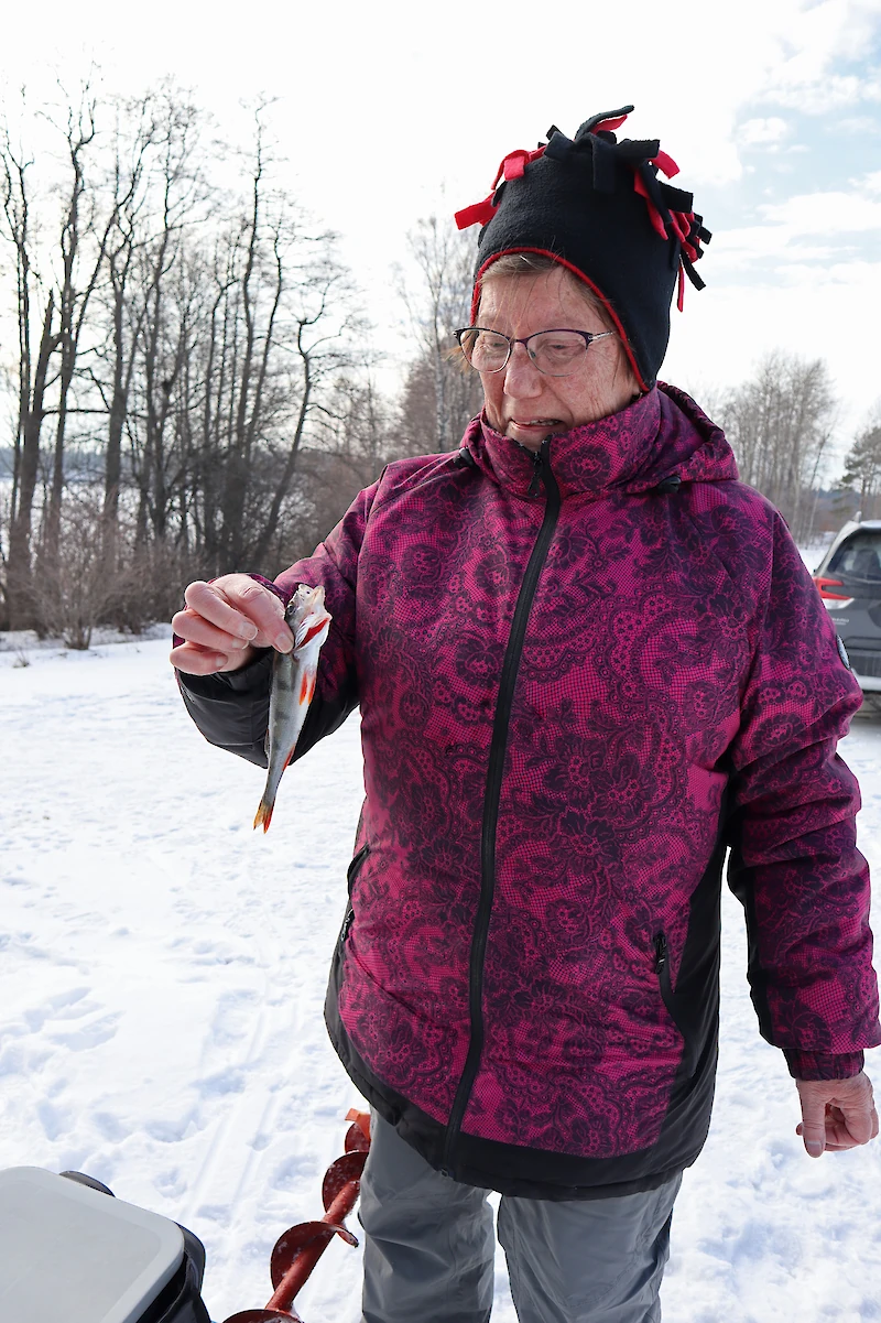 Marjatta Pulli saapui iloisena pilkkijäältä yhden ahvenen kanssa.