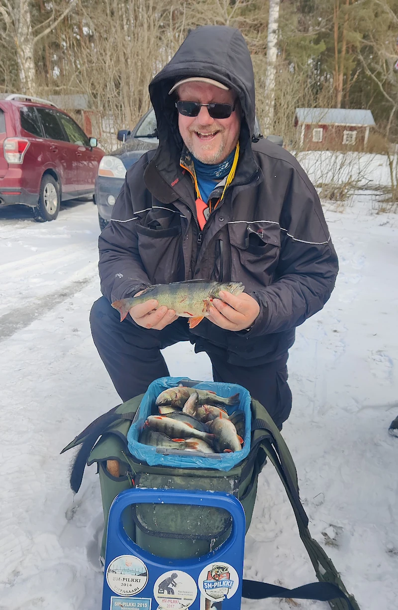 Reijo Niemi pilkki kilpailuaikana ahvenia yhteensä 22,4 kiloa. (Kuva: Marke Koskinen)