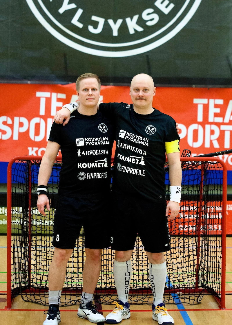 Kuvassa Tuukka Turunen ja Kyljysten kapteeni Jari Lassila. (Kuva: Eero Ekholm)