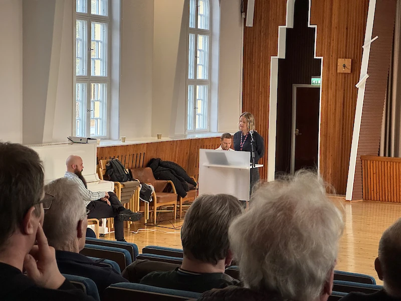 Konsulttiyhtiö WSP:n YVA-selvityksen projektipäälikkö Anu Haanela kertoi Anhavan tuulivoimalahankkeesta. Hänen takanaan istuu kaava-arkkitehti Tuomas Seppänen.