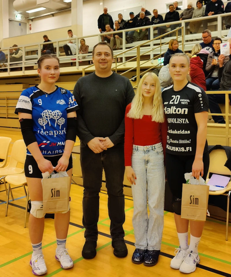 Kuvassa Lempo Volleyn parhaana palkittu Mimosa Ketola, otteluisäntä Kausalan Matkakeitaan asemapäällikkö Aarto Rajakko, tytär Sara ja Yrityksen paras pelaaja Joanna Puukka. (Kuva: Kati Backman)