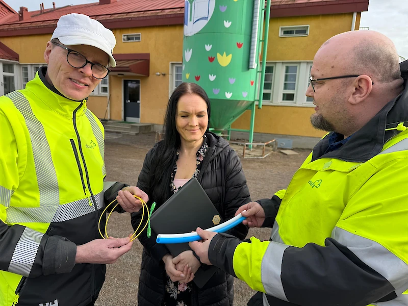 Timo Ronkainen, Sanna Multala ja Mika Rikkilä näyttivät, millaisen putken sisään valokuitu puhalletaan.