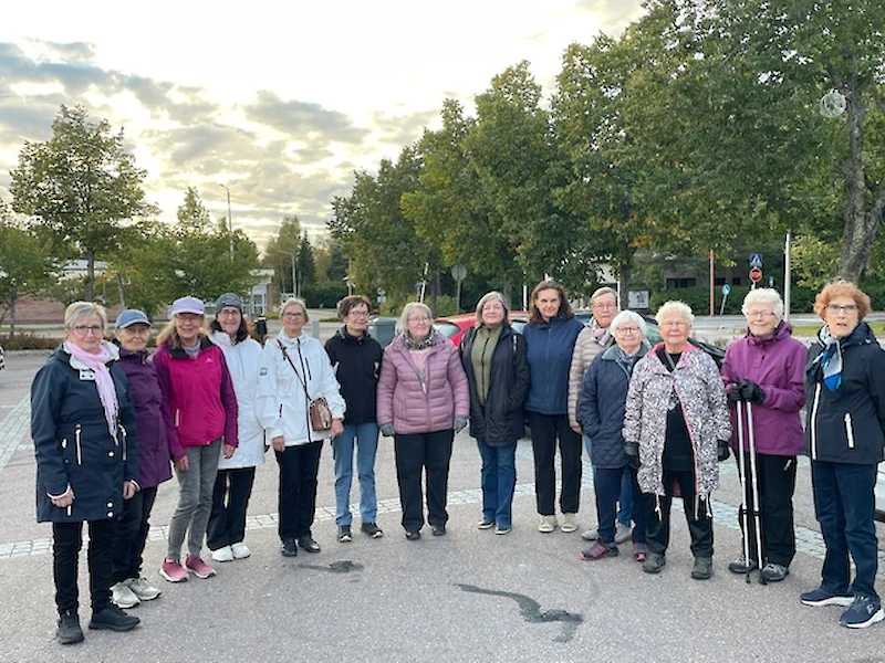 Iitin liike- ja virkanaiset kävelyretkellä Kausalan keskustassa. (Kuva: Mervi Kuvaja)