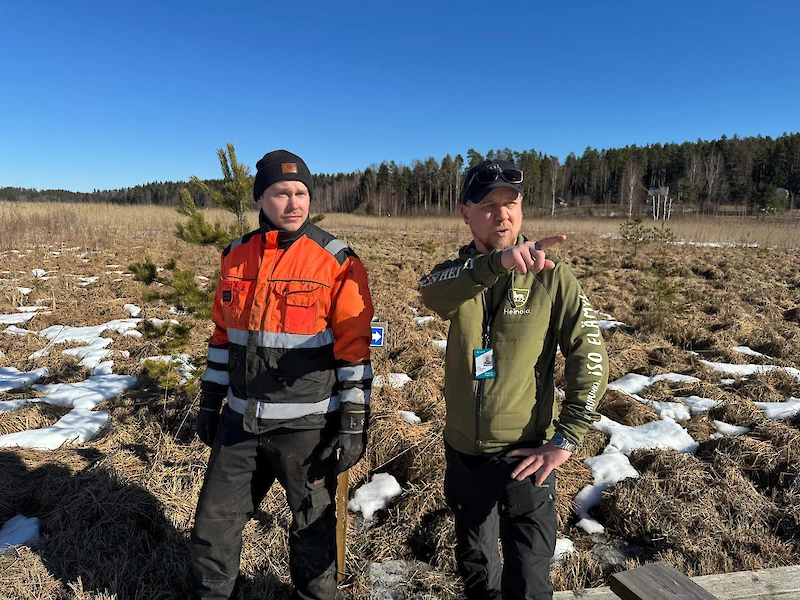 Olli Mitikka ja Saku Ovaskainen tutkivat maisemaa Kuoppasuonlahden pitkospuilta.