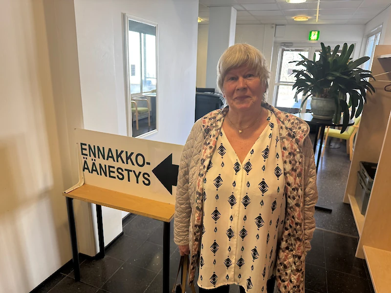 Seija Purtilo ennakkoäänestyspaikalla.