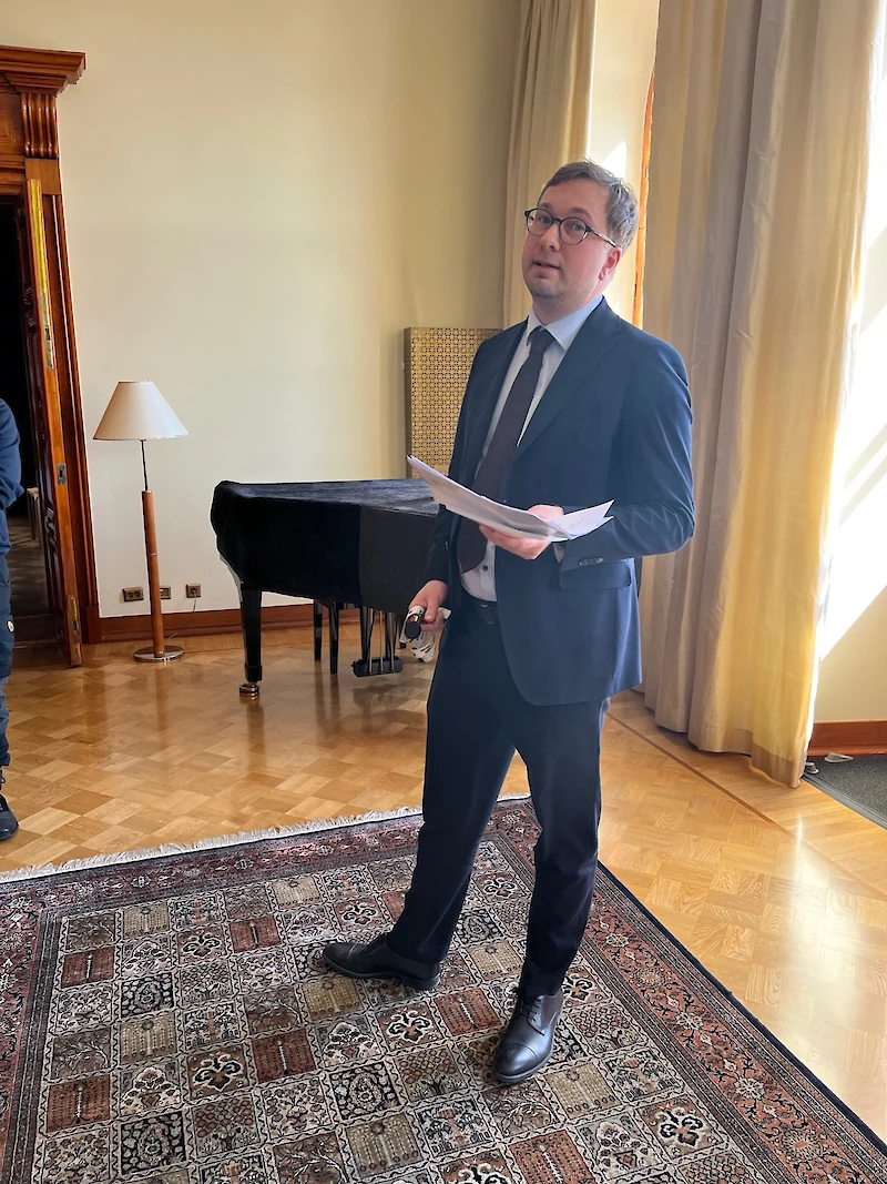 Iitin Yrittäjät toivat tuliaisia lähetystösihteeri Akseli Peltolalle.