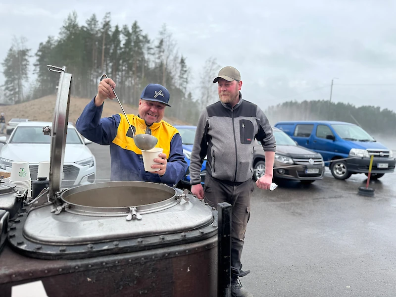 Seppo Lehtinen jakoi lohisoppaa kyläpisteellä, jonossa oli vuorossa Vuolenkosken kyläyhdistys ry:n puheenjohtaja Eero Paronen.