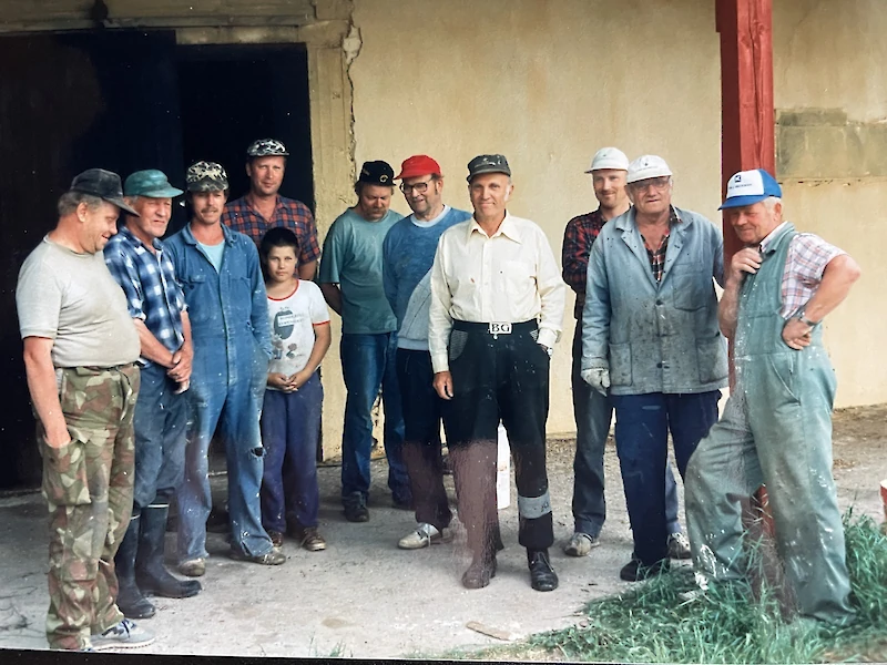 Miehet Perheniemen kuivurilla vuonna 1994. Vasemmalta Esa Loippo, Alpo Karjalainen, Kalevi Ryyppö, Jouko Sipponen, Jussi Ryyppö, Ossi Häyhänen, Veikko Liski, Taisto Holttinen, Sauli Äikäs, Arvo Holttinen ja Veijo Anttola.