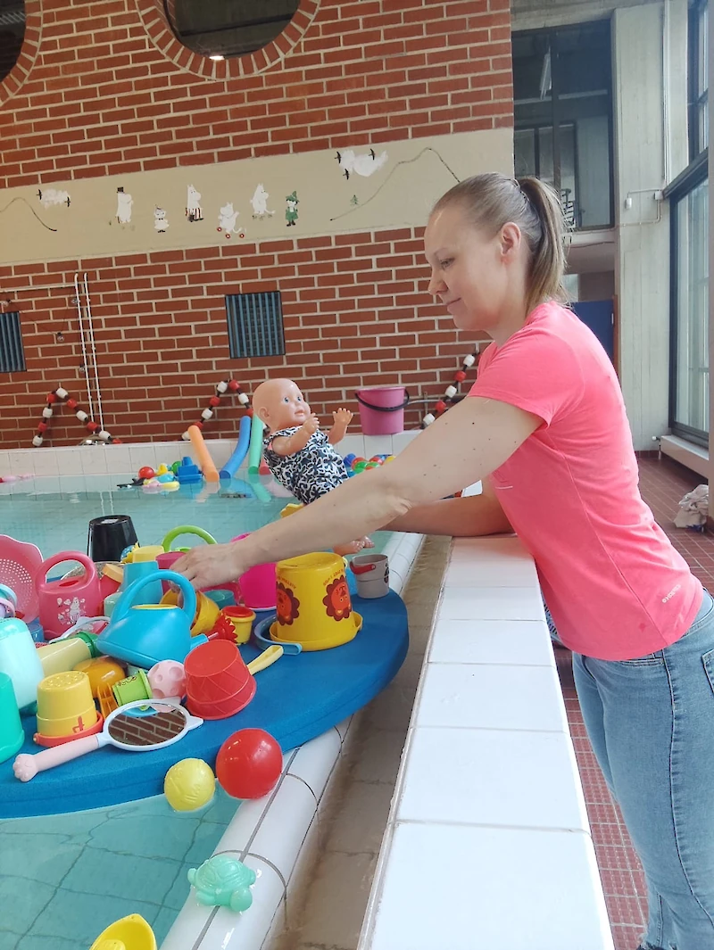 Riitta Tuomalan moni sunnuntaiaamu alkaa vauva- ja perheuinnin ohjauksella.