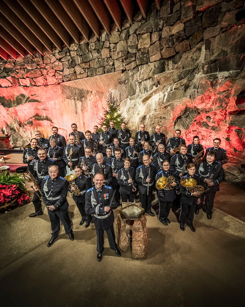 Helsingin Poliisisoittokuntaa johtaa ylikapellimestari Sami Ruusuvuori.