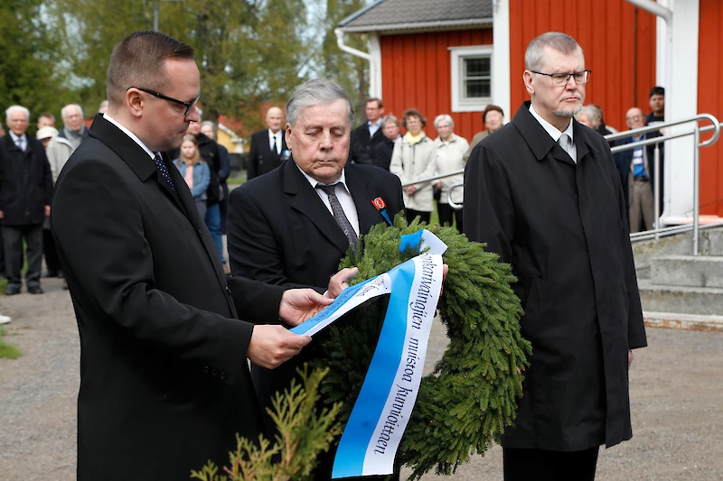 Seppeleen sankarimuistomerkille laskivat kunnanjohtaja Jarkko Salonen, Timo Mäntynen ja Timo Hopponen. (Kuva: Ilmo Suurnäkki)