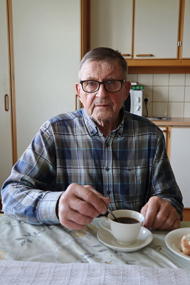 Niilo Napola jua aamul teetä ja iltapäiväl neljän aikan pari kuppii pannukahvii.
