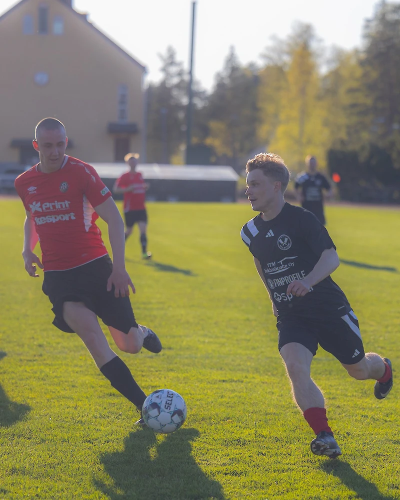 Iitin Pallon Loorents Hertsi (oik.) iski Nasevaa vastaan 2-1 voittomaalin. (Kuva: Yritysholvi / Julia Mäkinen)