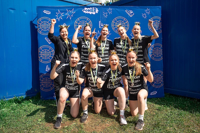 Yrityksen mitalijoukkue A-tytöt. (Kuva: Suomen Lentopallo/Power Cup)