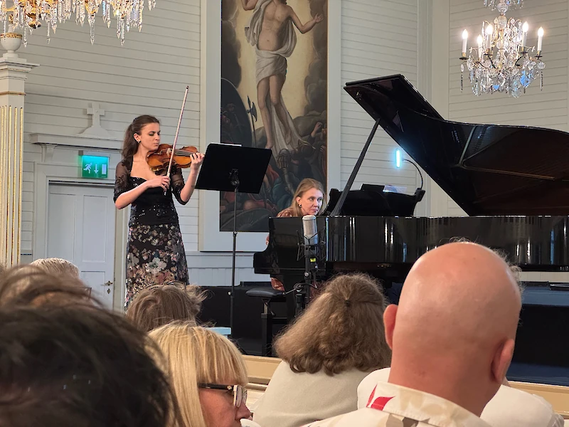 Avajaiskonsertissa soittivat mm. Fredrika ja Laura Mikkola. (Kuva: Veli-Pekka Kelloniemi)