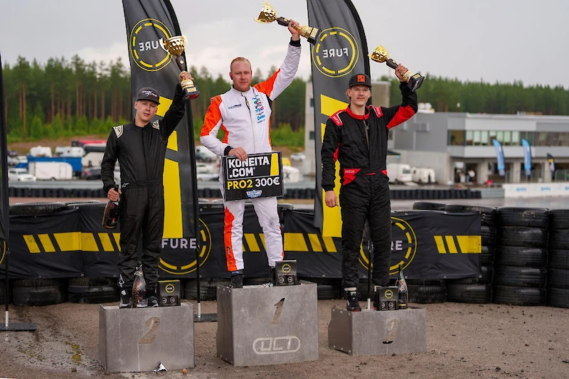 Driftingin Pro2-luokan hallitseva Suomen mestari Juha-Matti Mäkinen nappasi voiton SM-osakilpailussa Kymiringillä lauantaina. Kakkonen oli Petteri Joki-Hollanti, kolmas Mikael Karen. (Kuva: Tenho Photography)