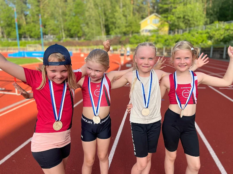 9-vuotiaiden 4x400 metrin pronssimitalijoukkue vasemmalta oikealle: Kaarina Niemeläinen, Aurora Suutari, Viivi Mäkäläinen ja Oona Parijoki.