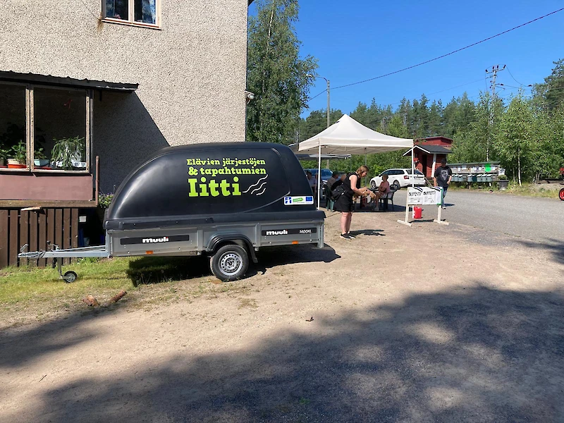 Peräkärry oli käytössä Kaukaan kyläyhdistyksen Rompetorilla. (Kuva: Timo Siilola)