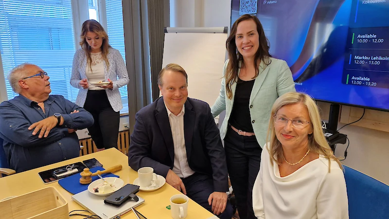 Kuvassa vasemmalta maakuntavaltuuston pj. Ilkka Viljanen, maakuntahallituksen jäsen Johanna Ekman, hallituksen pj. Pekka Komu, hallituksen jäsen ja kansansedustaja Hilkka Kemppi sekä maakuntajohtaja Niina Pautola-Mol. (Kuva: Maija Väkeväinen)