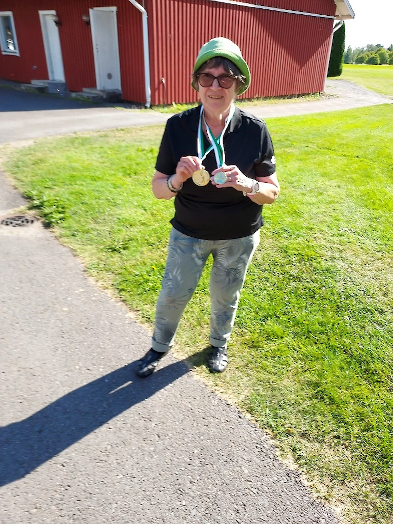 Leena Parviainen mitaleineen.