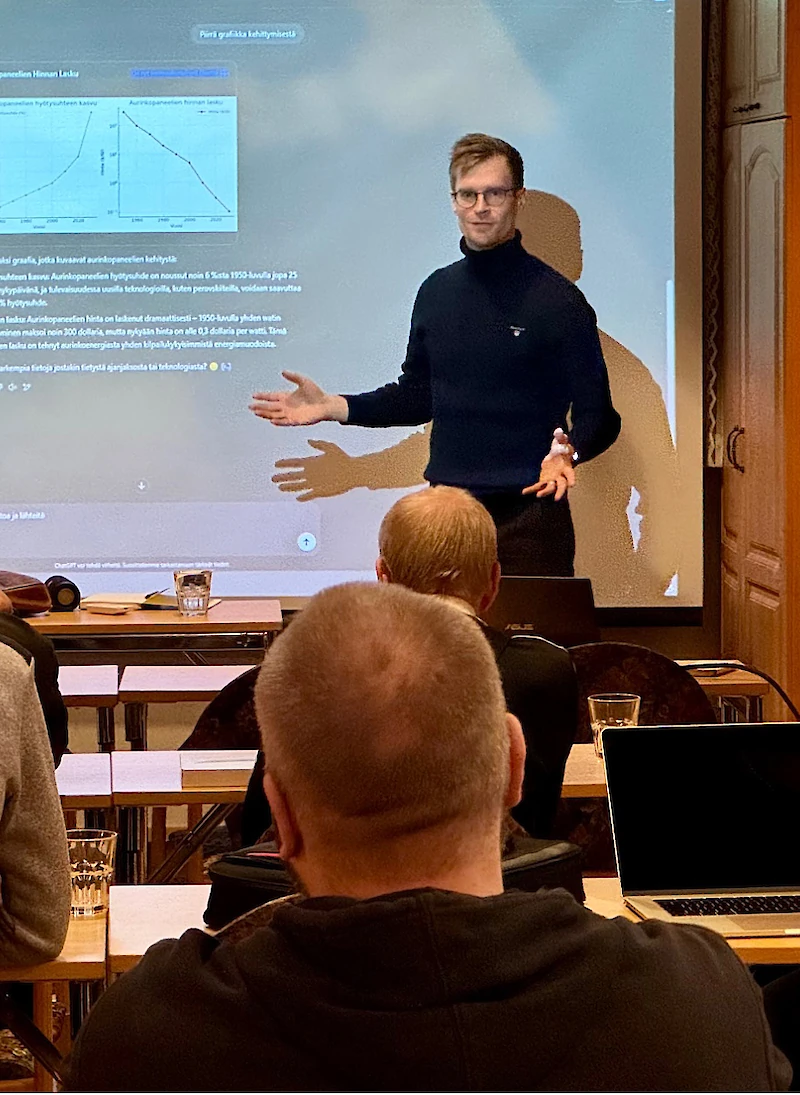 Tatu Lintukangas piti maaliskuussa Virtaa Digiin -hankkeessa tekoälykoulutuksen paikallisille yrittäjille. (Arkistokuva: Iitinseutu)