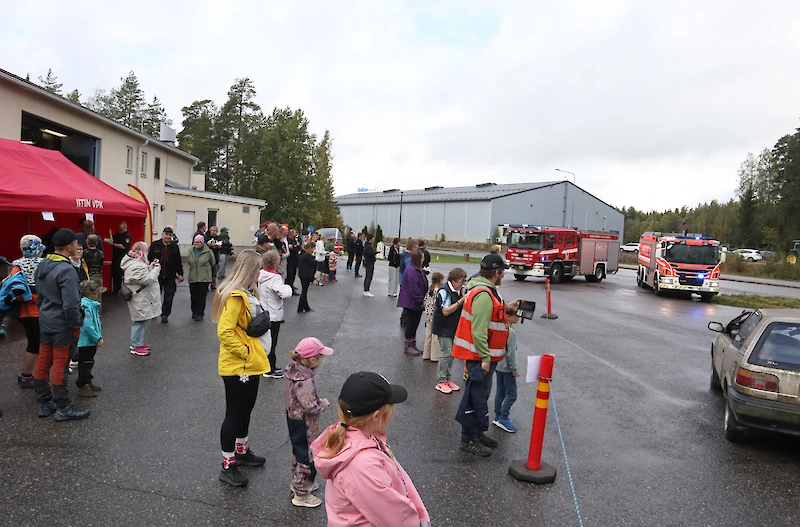 Avoimet ovet -tapahtuma Iitin paloasemalla veti yleisöä paikalle sateisesta säästä huolimatta.
