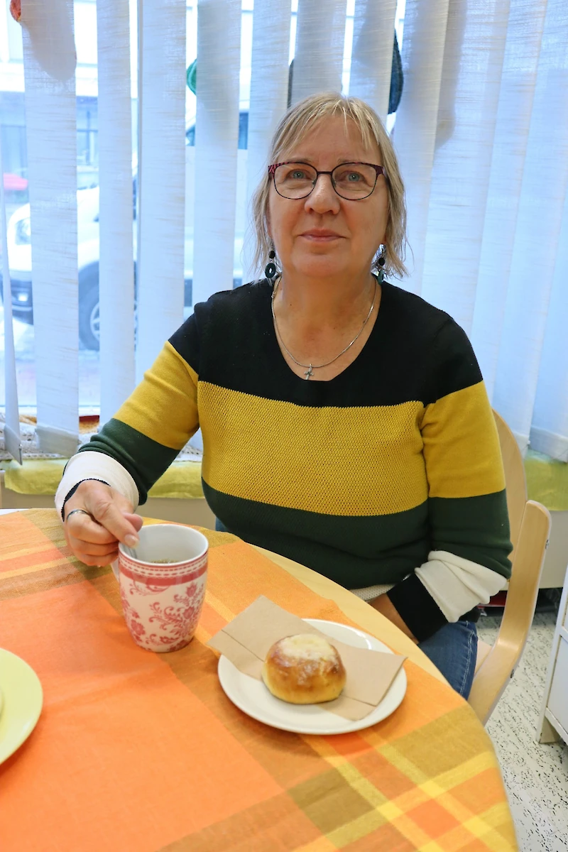 Välillä Virpi Järvenpään aamupäivään sisältyy kahvihetki Iitin seurakunnan Kahvituvassa.